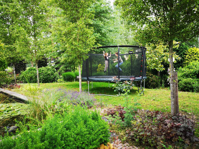 Zo maak je je tuin kindvriendelijk met een trampoline als middelpunt